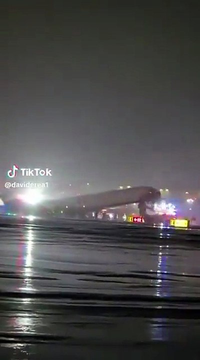 Plusieurs blessés dans l'accident d'un avion Air Canada à l’aéroport de LaGuardia qui est totalement fermé - De nombreux engins de secours sont sur place