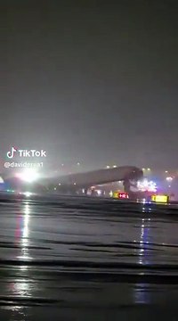 Plusieurs blessés dans l'accident d'un avion Air Canada à l’aéroport de LaGuardia qui est totalement fermé - De nombreux engins de secours sont sur place