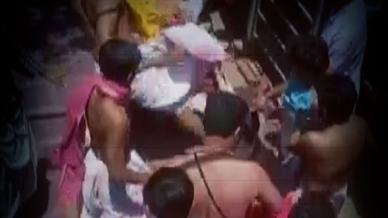 पुजारियों ने भक्तों पर बरसाए लाठी-डंडे; Video
