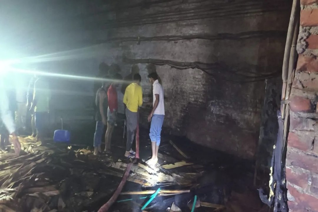शॉर्ट सर्किट से प्लाईवुड फैक्ट्री में भीषण आग, लाखों का नुकसान