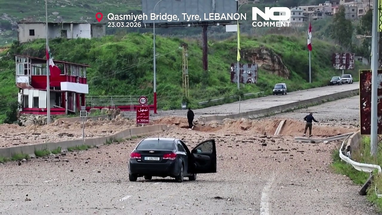 Momento in cui un attacco israeliano colpisce un ponte chiave nel sud del Libano