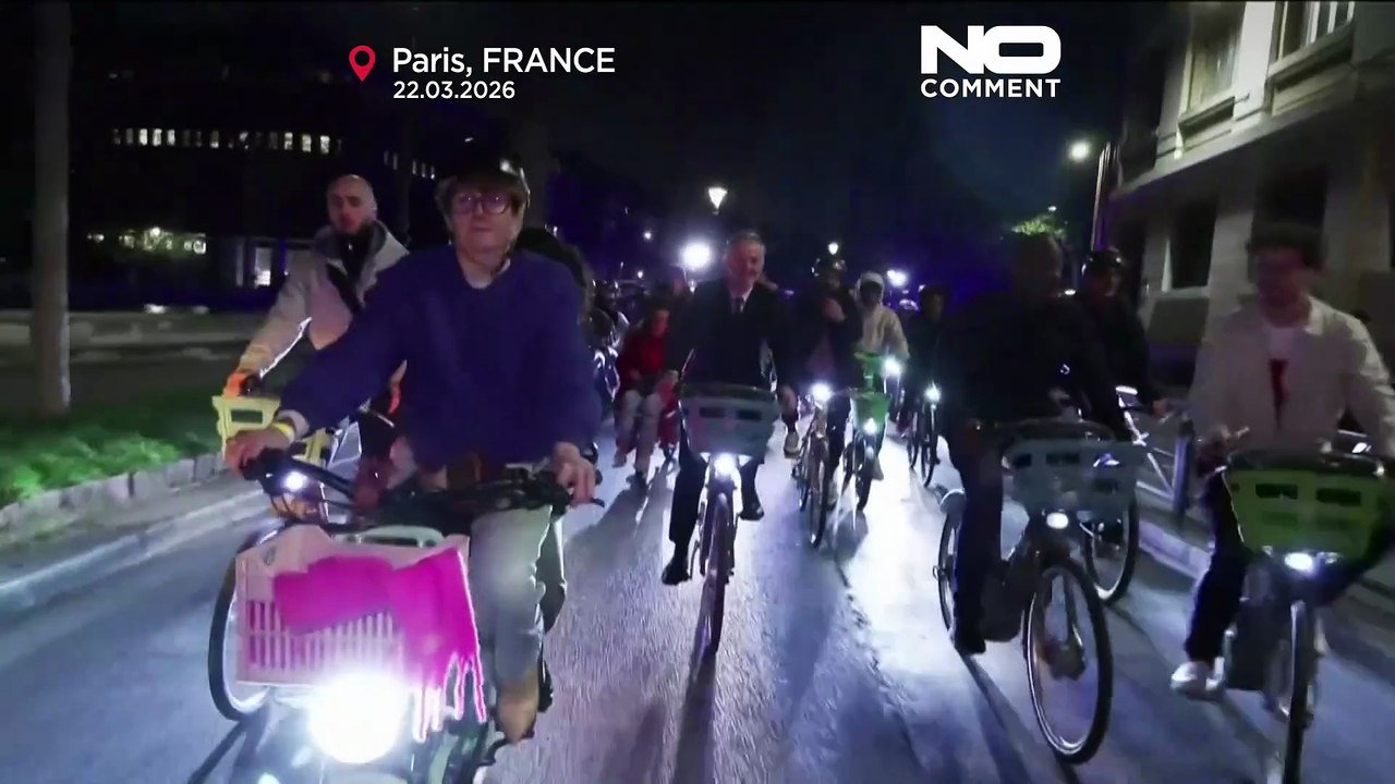 Paris: le nouveau maire Emmanuel Grégoire rejoint l’Hôtel de Ville à vélo après sa victoire