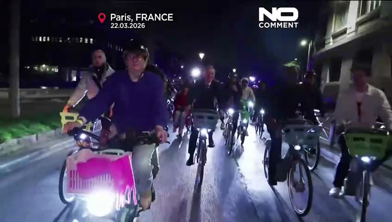 Paryż: Emmanuel Grégoire, nowy mer, przyjechał rowerem do ratusza