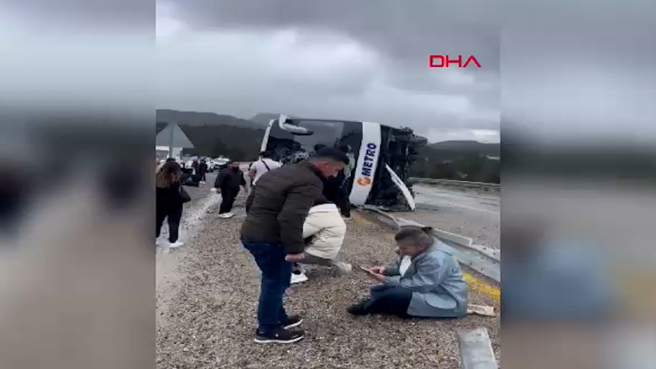 Antalya kara yolunda yolcu otobüsü devrildi
