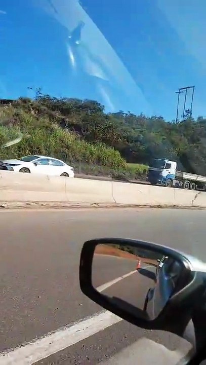 Carreta com carga de maçãs tomba e interdita trecho da BR-381 em MG