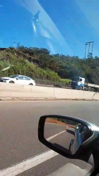 Carreta com carga de maçãs tomba e interdita trecho da BR-381 em MG