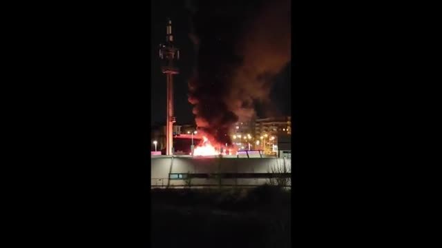 L'esplosione e le fiamme, chiosco distrutto da un incendio a Bolzano. Si indaga per verificare l'origine del rogo