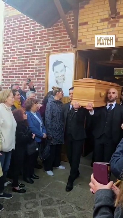 Le cercueil de Bruno Salomone quitte l’église dans les larmes et sous les applaudissements