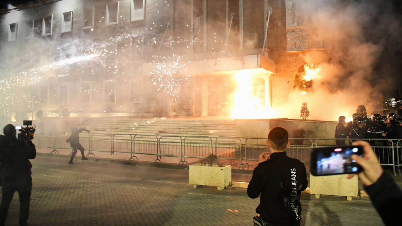 Ausschreitungen bei Anti-Regierungs-Protesten in Tirana