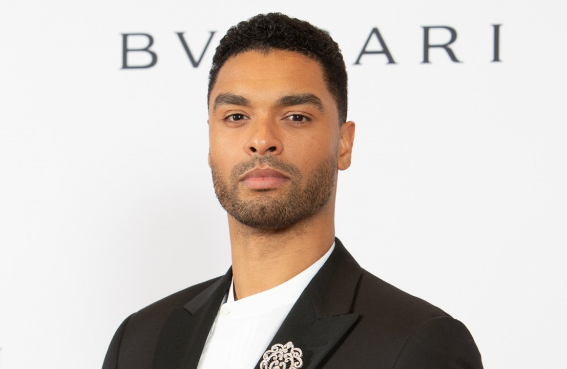 Rege-jean page ist überzeugt: 'rom-coms sind nicht tot'