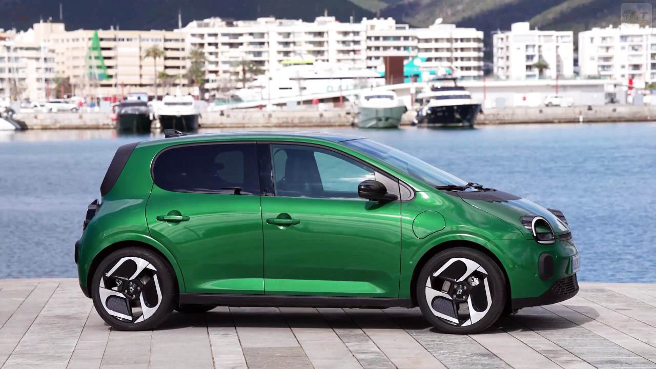 Renault Twingo E-Tech electric Techno Absolute Green Check