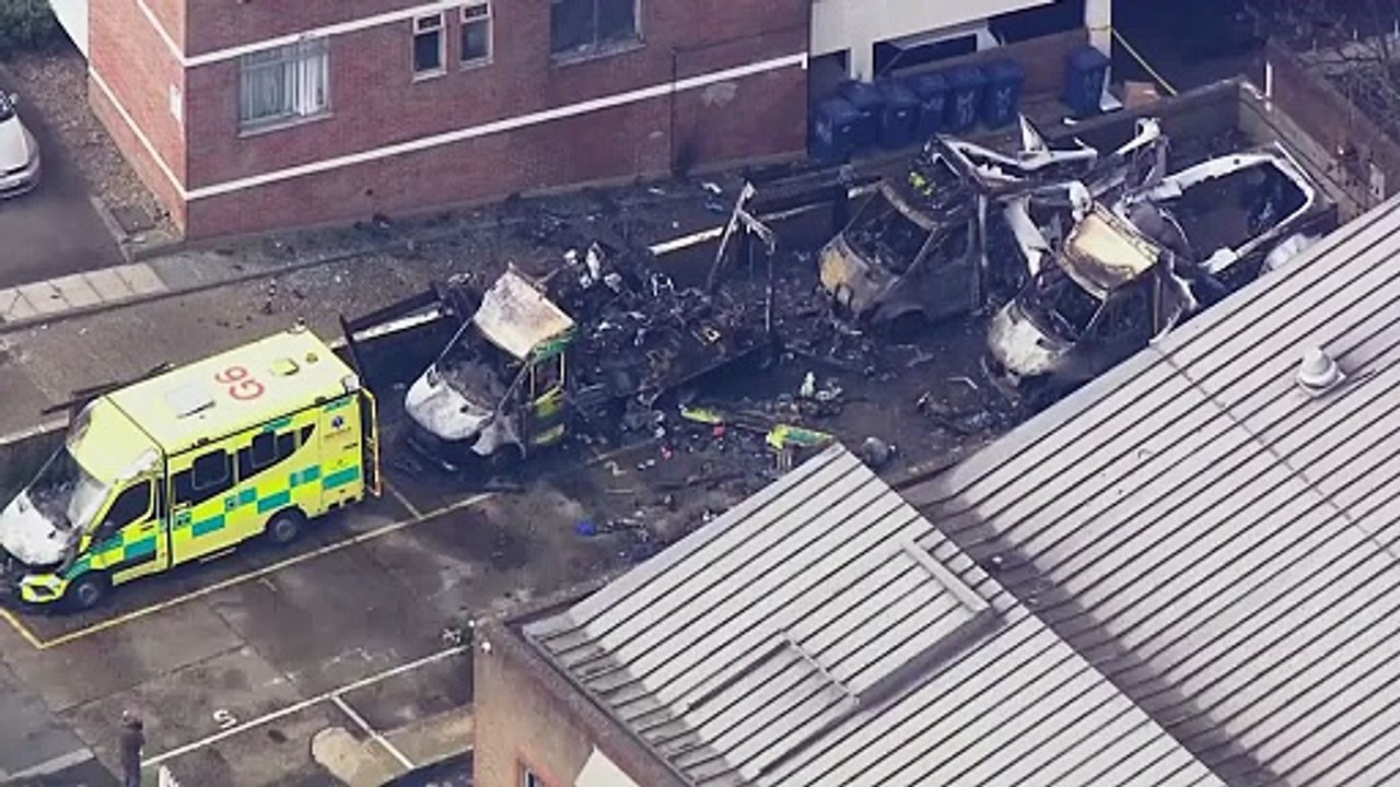 Imágenes aéreas muestran un posible ataque incendiario a ambulancias judías en Londres