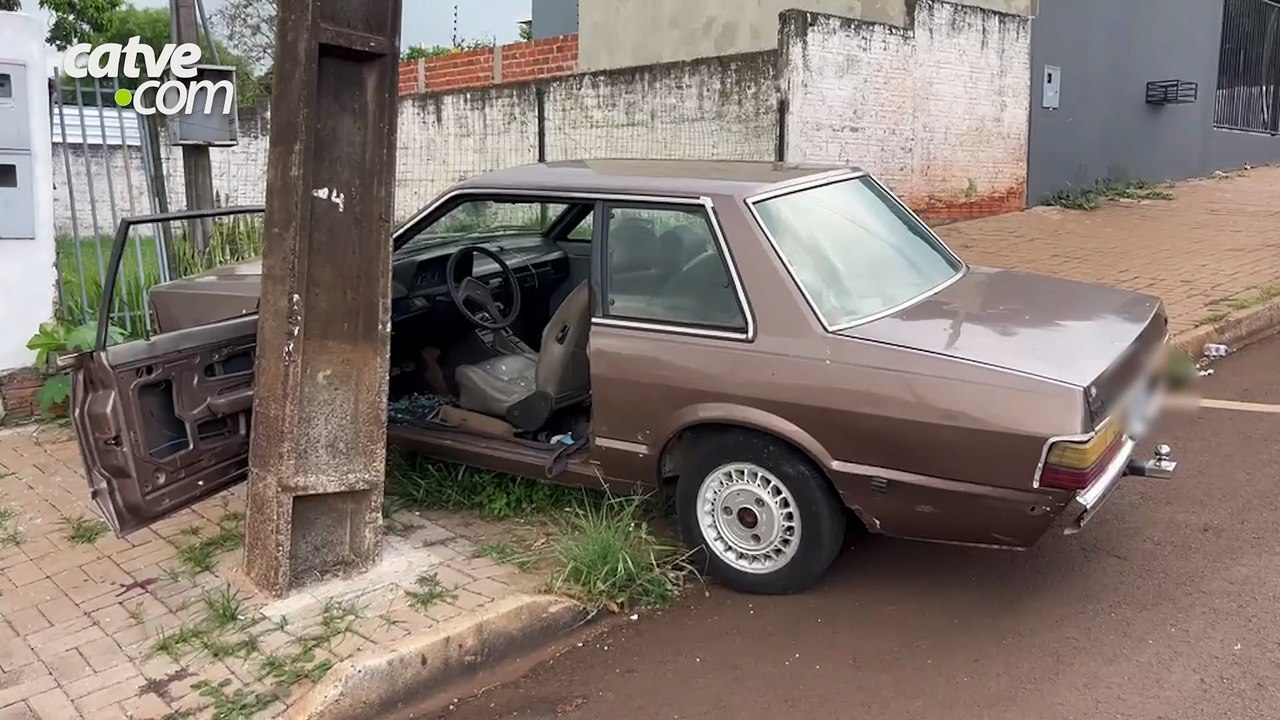 Idoso bate o carro em poste e fica ferido