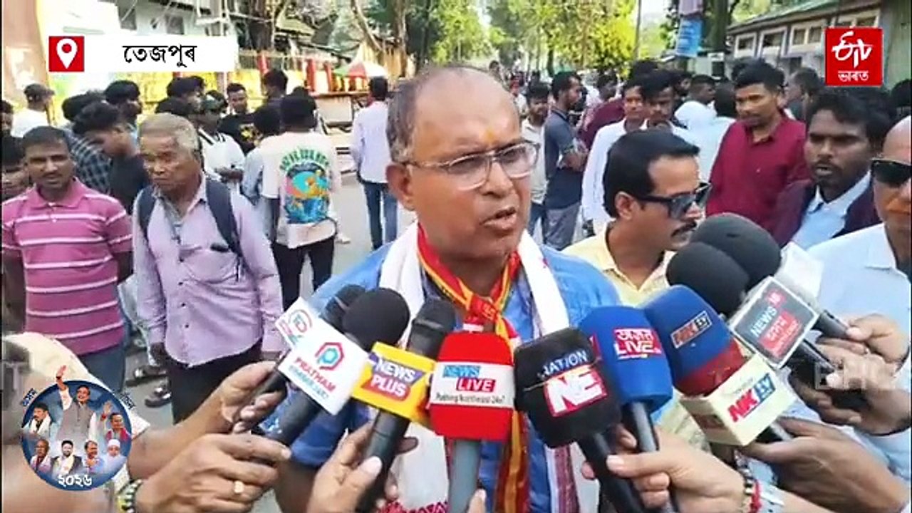 তেজপুৰত নিৰ্দলীয় প্ৰাৰ্থী তথা জ্যেষ্ঠ সাংবাদিক মনোজ বৰাৰ মনোনয়ন পত্ৰ দাখিল
