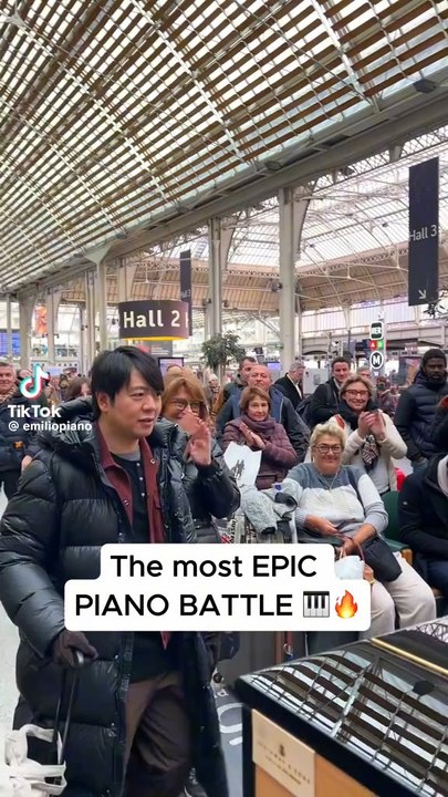 battle PianoEmiliano / Lang Lang battle de Piano Gare de Lyon a Paris un reve incroyable entre un jeune et son idole la fin est tout bonnement  excellente .