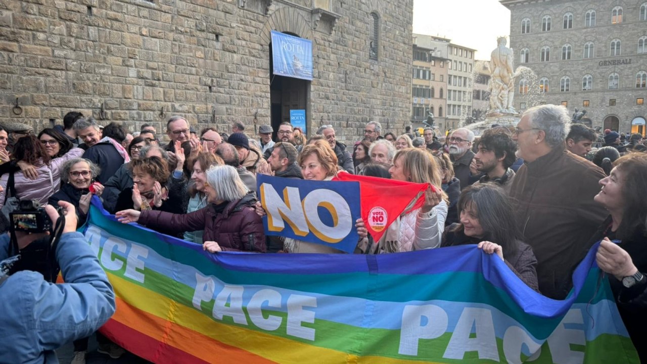 Firenze, è festa in piazza Santa della Signoria per la vittoria del No