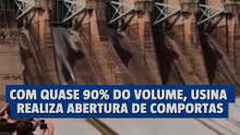 Com quase 90% de volume útil de água, usina em MG abre as comportas