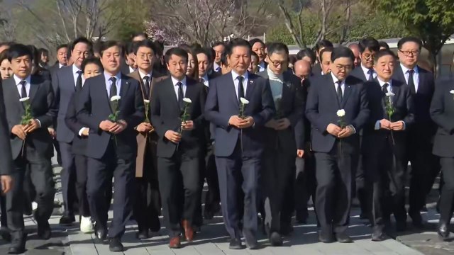 민주 지도부, 봉하 노무현 묘역 참배... 검찰청 폐지 보고 / YTN