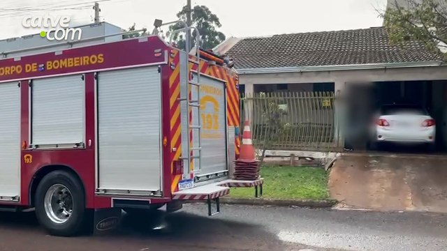Carro pega fogo em garagem no bairro 14 de Novembro, em Cascavel