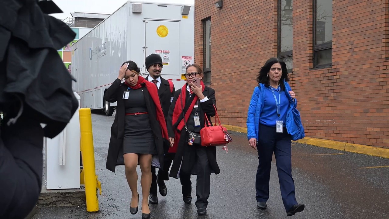 Air Canada flight attendants leave Elmhurst hospital