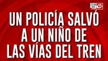 Un policía salvó a un niño de las vías del tren