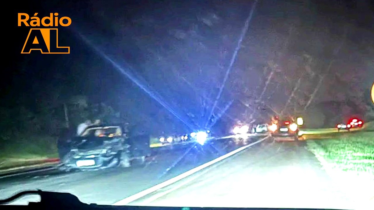 Batida violenta entre três veículos deixa vítimas com ferimentos graves - Painel Informativo #14