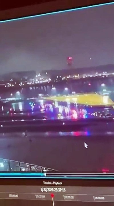 Momento del choque entre el avión y el camión de bomberos en el aeropuerto LaGuardia