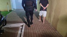 Preso com carro furtado é levado para a delegacia de Polícia Civil