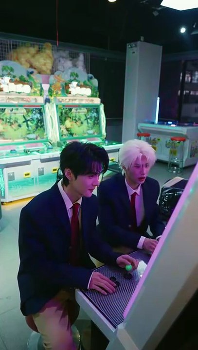 (82) Ending: Returning to her 18-year-old school days, she and her husband actually became classmates of their biological son, originally just wanted to quietly change their lives to make up for the regrets of their previous lives, but the family of three