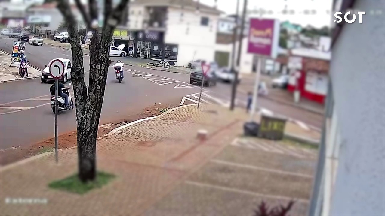 Motociclista fica ferido após colidir na traseira de carro no bairro Brasília, em Cascavel