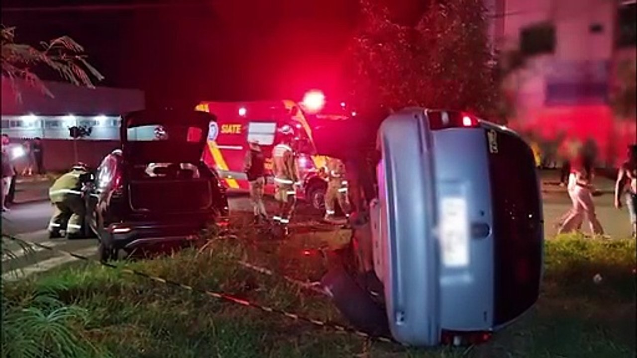 "Foi um impacto forte, mas sem ferimentos graves", diz Corpo de Bombeiros sobre batida seguida de tombamento em Cascavel