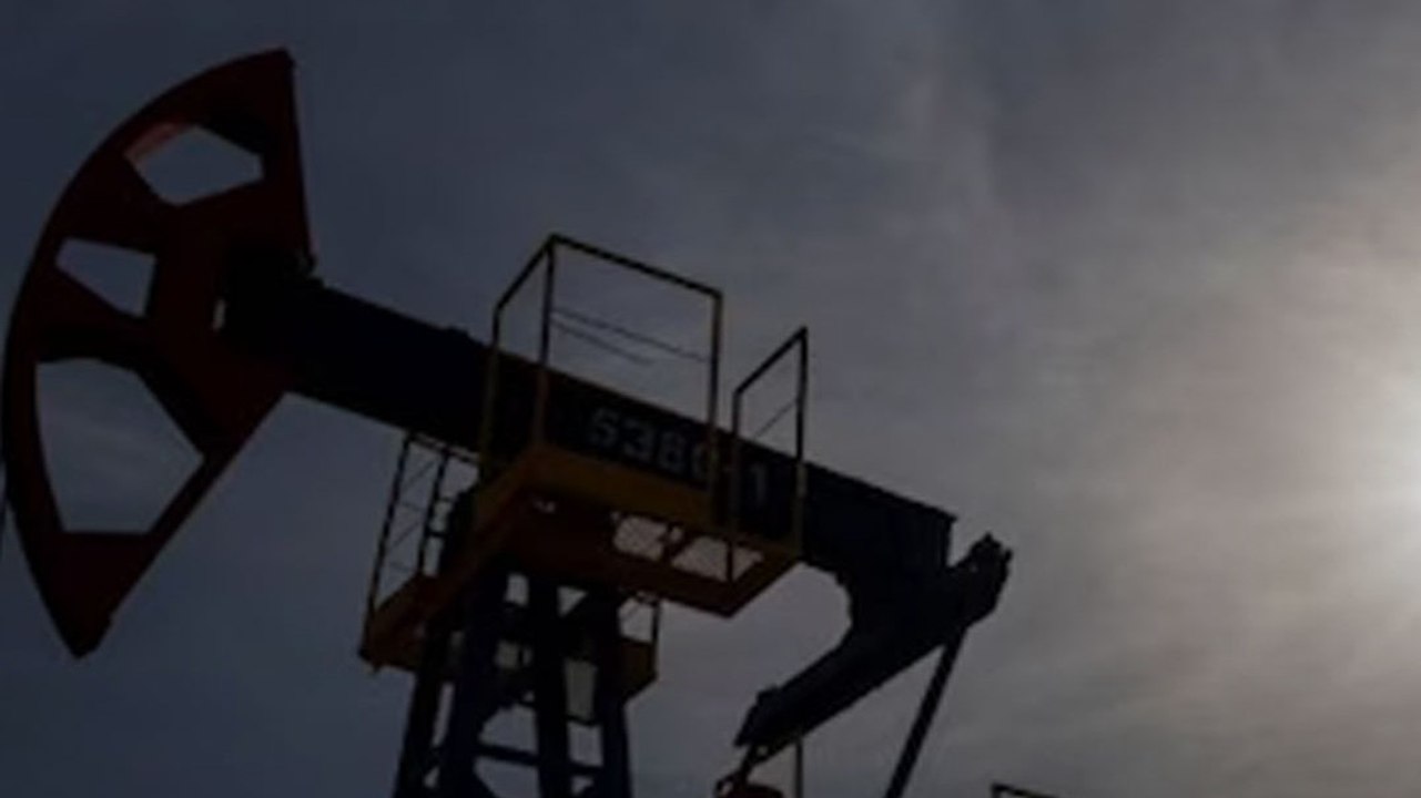 Trump के फैसले से कच्चा तेल धड़ाम... 10% तक गिरावट, जानिए...