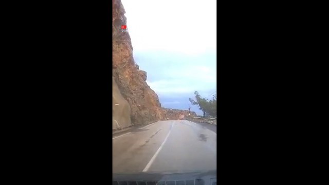 Turquie : un impressionnant glissement de terrain emporte une voiture