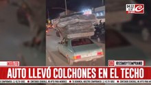 Llevó una torre de colchones en el auto y el video se hizo viral