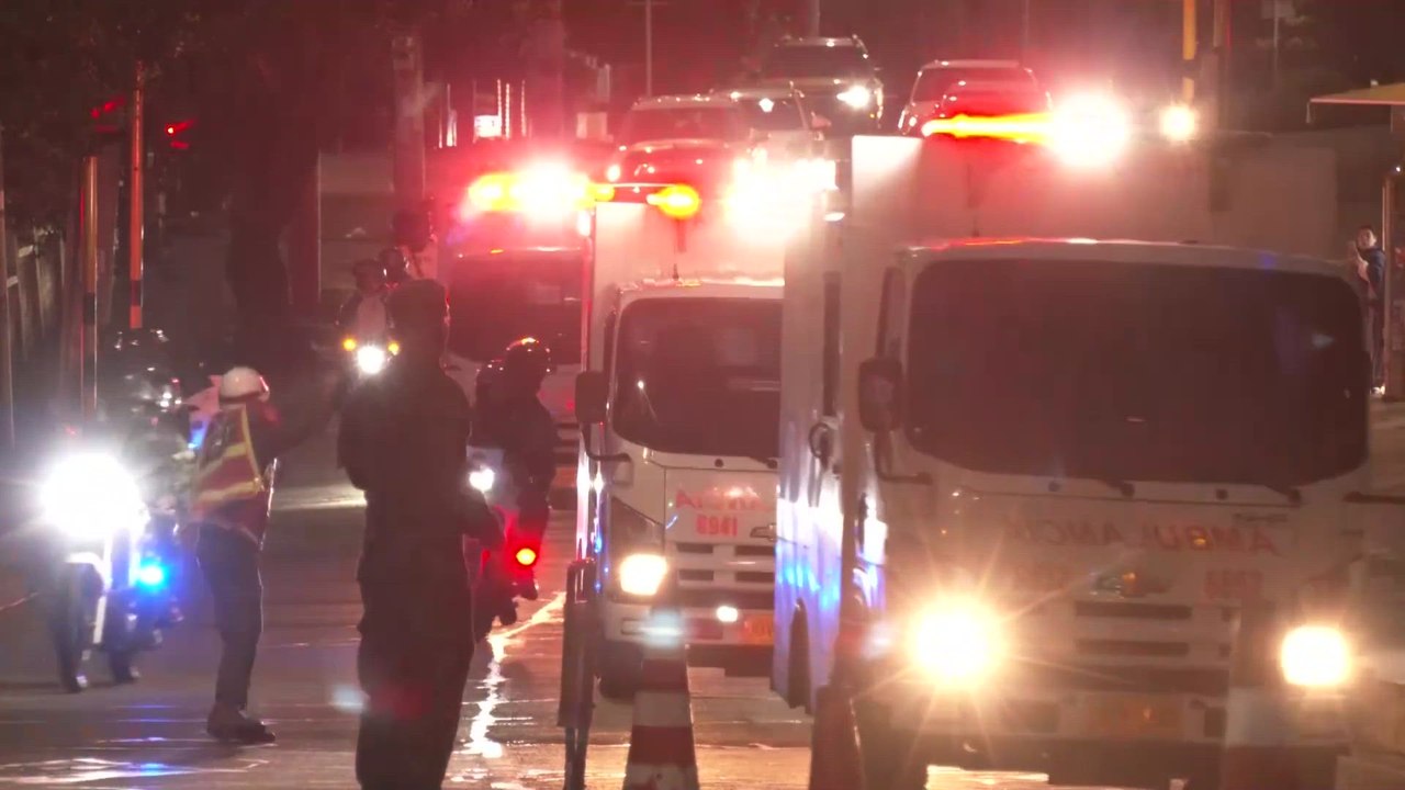 Ambulancias llegan al hospital militar con los supervivientes del accidente de avión en Colombia