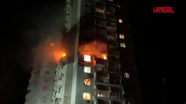 Attacco russo a Zaporizhzhia nella notte: colpiti condomini e abitazioni