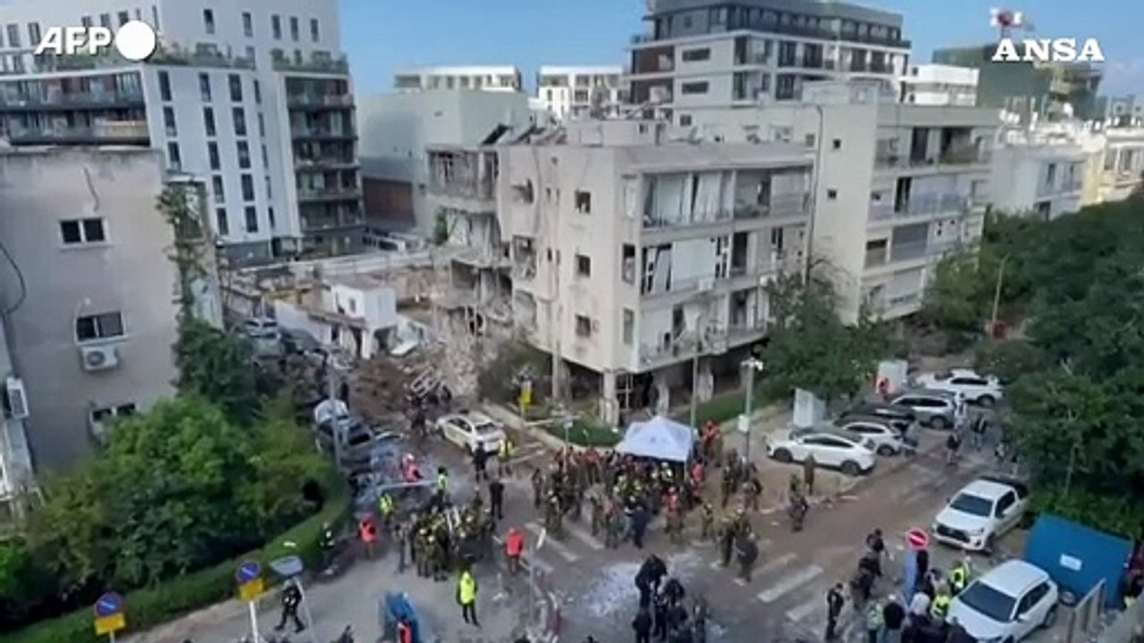 Tel Aviv, missile iraniano colpisce un edificio: quattro feriti
