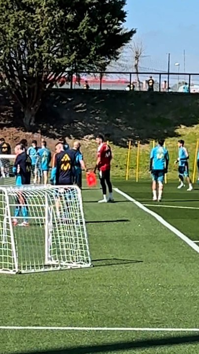 El gesto de Luis de la Fuente con Joan García durante el entrenamiento de la Selección Española