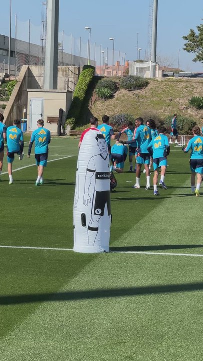 Pedri, Ferran Torres y Fermín miman a Joan García en su estreno con la Selección