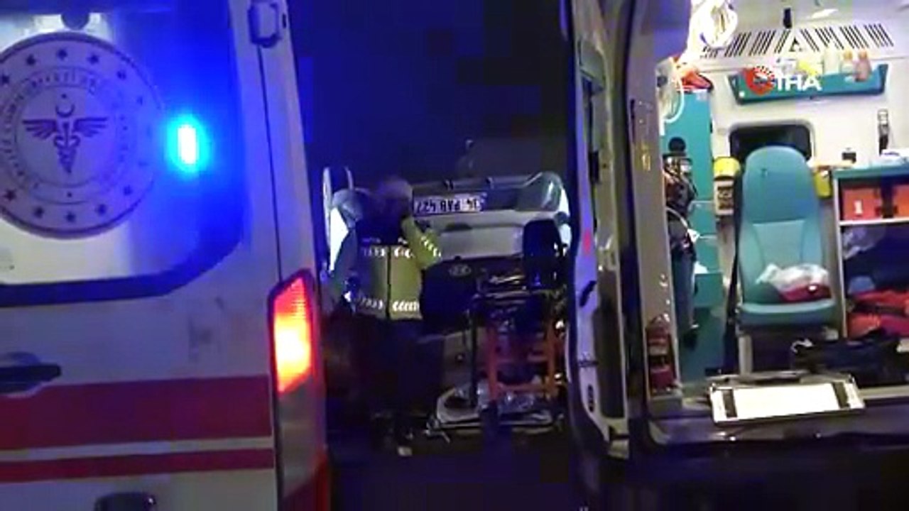Kuzey Marmara Otoyolu gişelerinde korkunç kaza! Beton bariyere çarpan araç takla attı