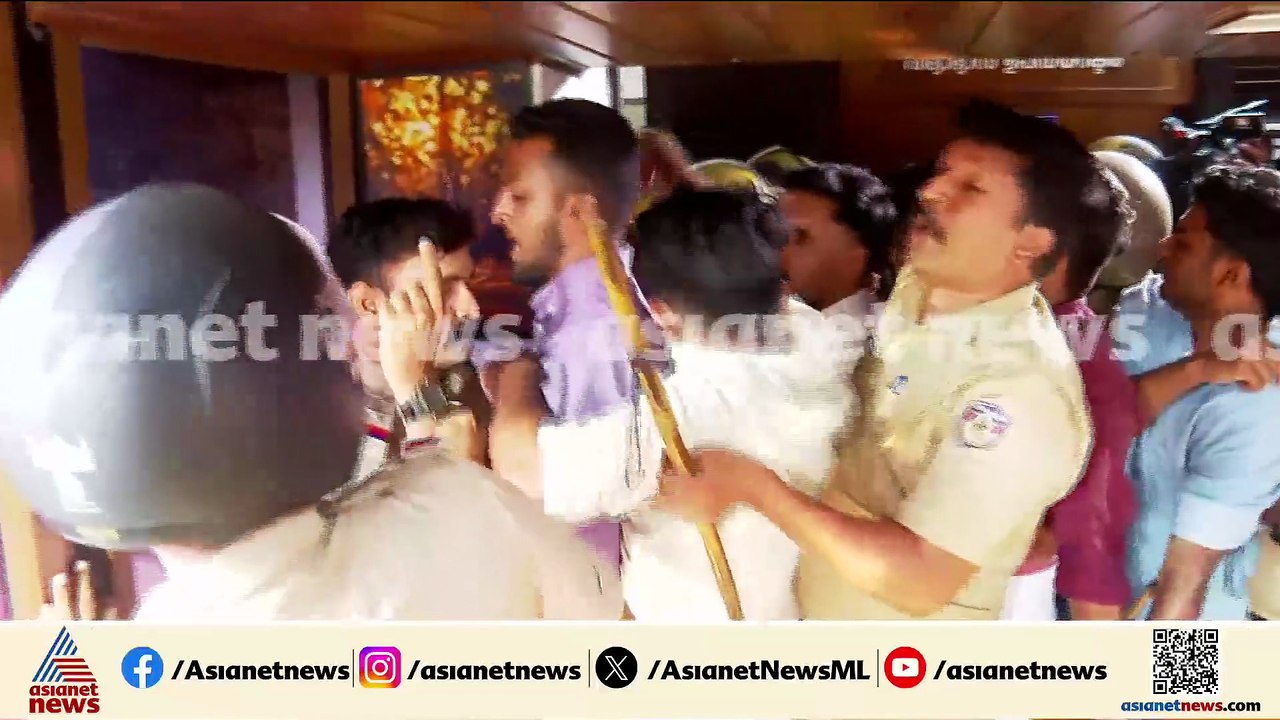 9ാം ക്ലാസ് വിദ്യാർത്ഥികൾക്ക് ചോദ്യപേപ്പർ കിട്ടിയില്ലെന്ന് ആരോപിച്ച് DDE ഓഫീസിലേക്ക് MSF മാർച്ച്