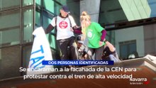 Dos personas anti TAV se encaraman a la fachada de la CEN