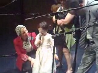 AMEL: UNE FILLETTE EN QUETE D'UN VISAGE NORMAL