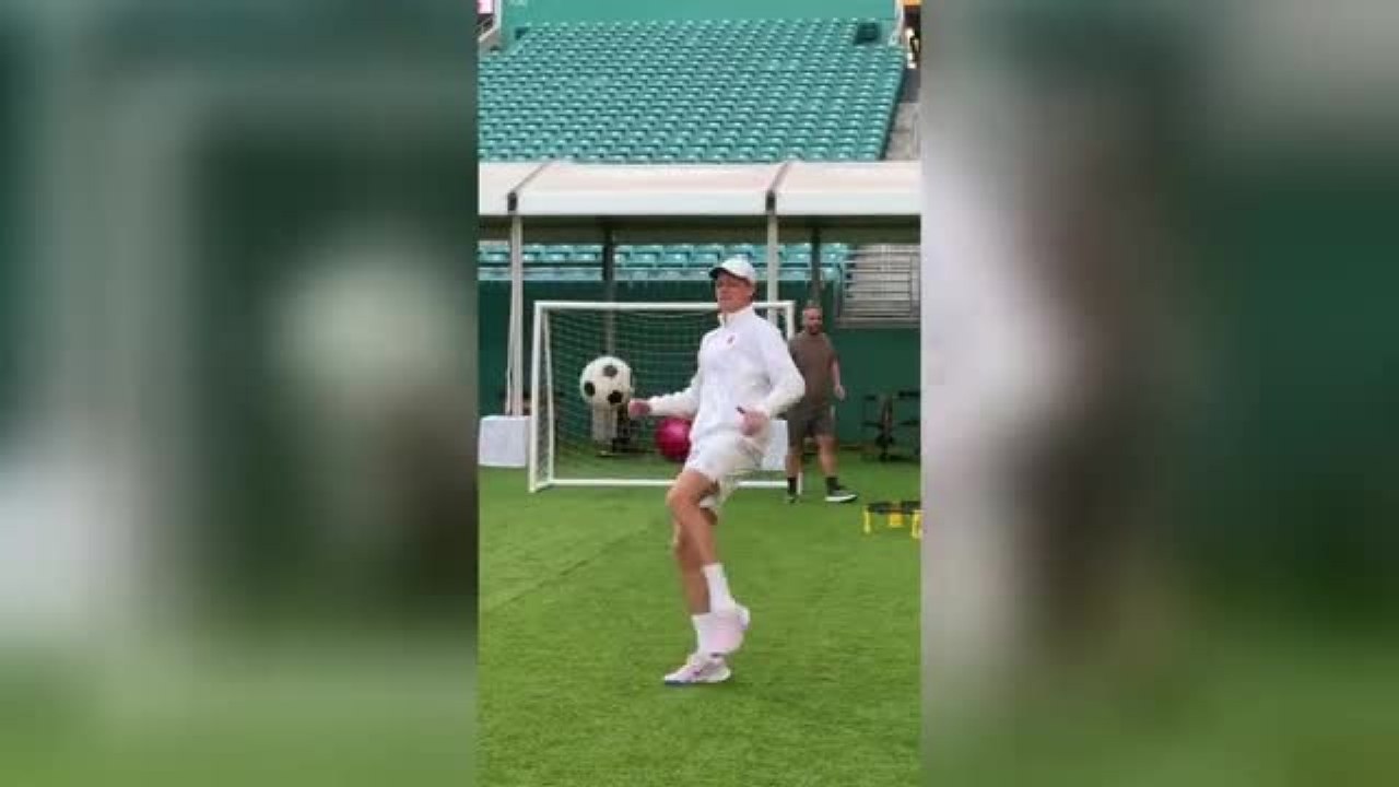 Stop, tiri al volo e colpi di tacco: Sinner show anche col pallone da calcio. Dall'Atp il suggerimento a Gattuso: «È pronto per la Nazionale»