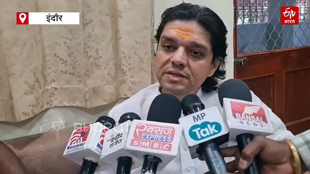 जनसुनवाई में पहुंचीं खजराना मंदिर के पुजारी की पत्नी, पुनीत भट्ट पर लगाए दहेज प्रताड़ना के आरोप
