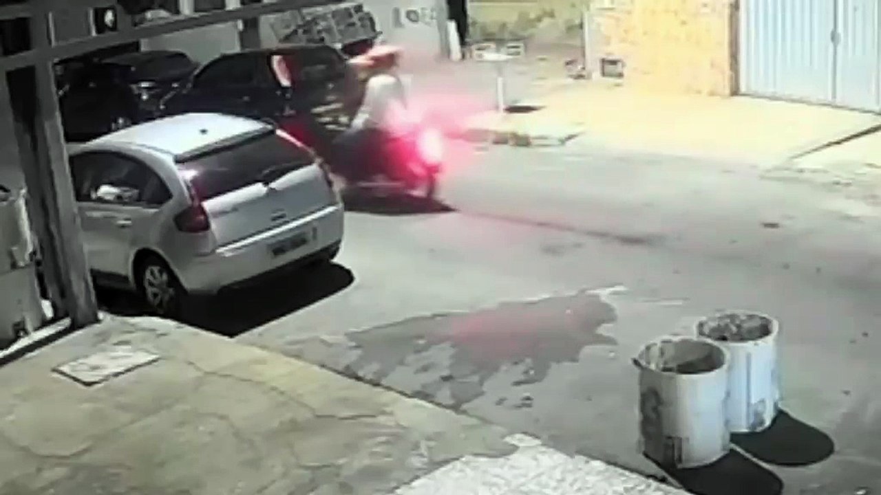 Vídeo mostra homem sendo vítima de tiros à queima-roupa em rua na Jatiúca