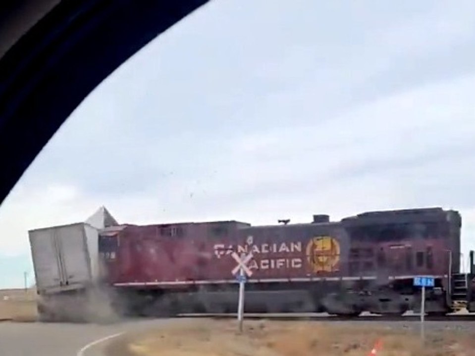 Horror-Unfall an Bahnübergang: Zug durchschlägt Lkw