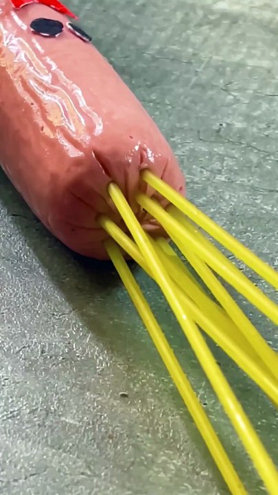 Saucisse Folle ! 🤣 Fais un Ami… et Croque-le ! 🍝🔥 #FoodHacks #Nourriture