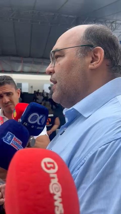 Prefeito de Dias D´Ávila bate boca com jornalista em agenda com governador