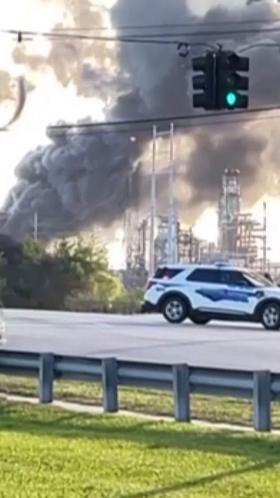 Texas oil refinery explosion fills skyline with smoke